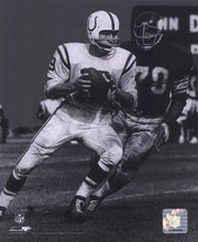 Johnny Unitas Passing Action (B&W) - Sports Photo Print | Posters from Posterazzi